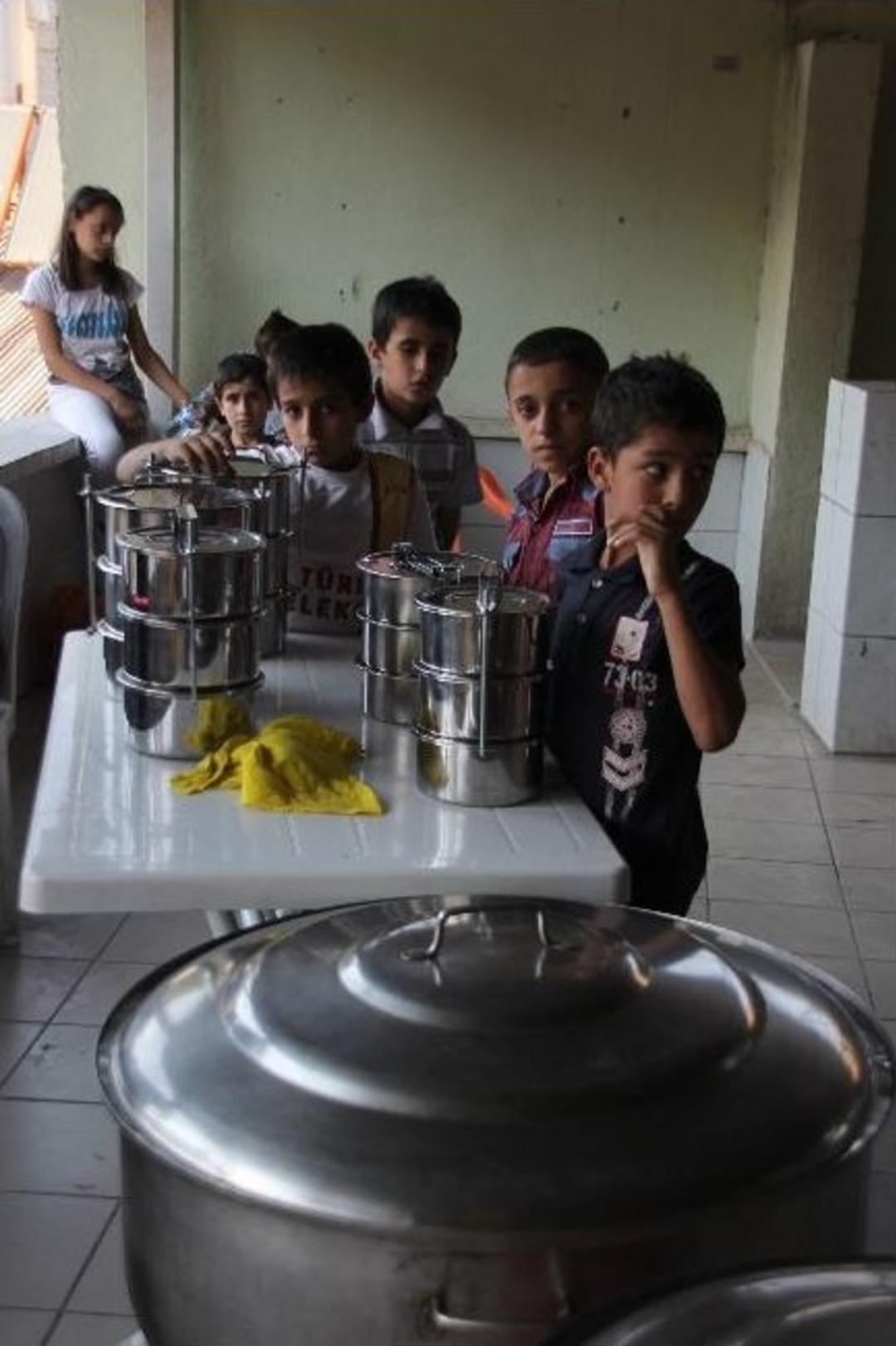 Şemdinli Belediyesi&rsquo;nden Evlere İftar Yemeği Servisi