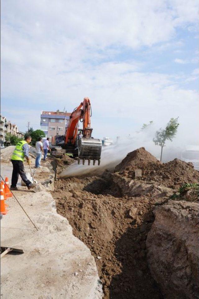 İşçilerin Dikkatsizliği Su Borusunu Patlattı