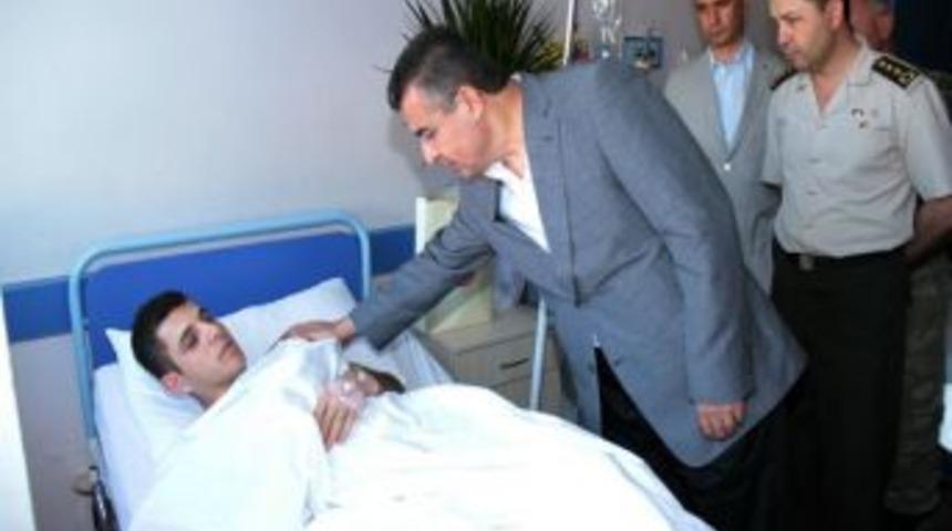 Vali Lekesiz, G&ouml;&ccedil;&uuml;kte Yaralananları Ziyaret Etti