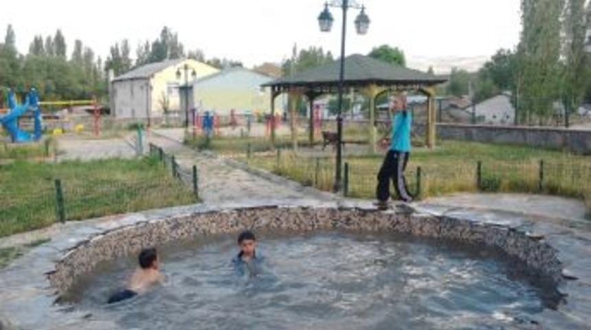 Narman&rsquo;da &Ccedil;ocukların S&uuml;s Havuzunda Serinliği