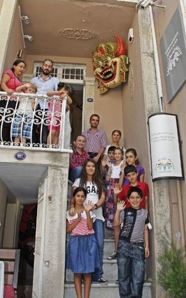 Masklara Y&uuml;reklerini Kattılar 2