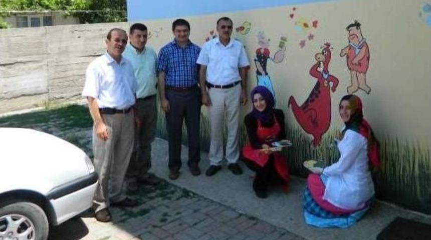 &Ouml;ğretmenler Okullarının Duvarlarını S&uuml;sledi