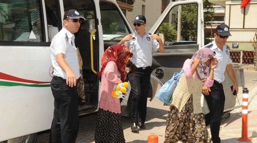 Karşıyaka'daki Dilenciler Cami &Ouml;nlerinden Toplandı