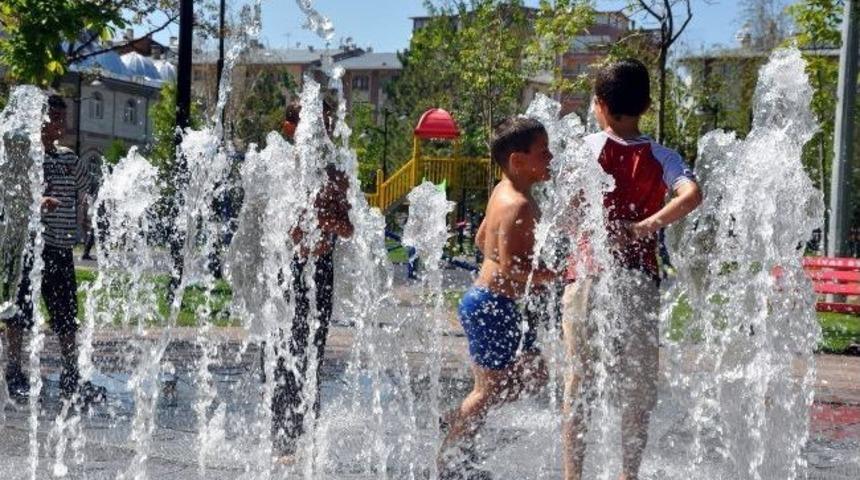 &Ccedil;ocukların Fıskiye Keyfi