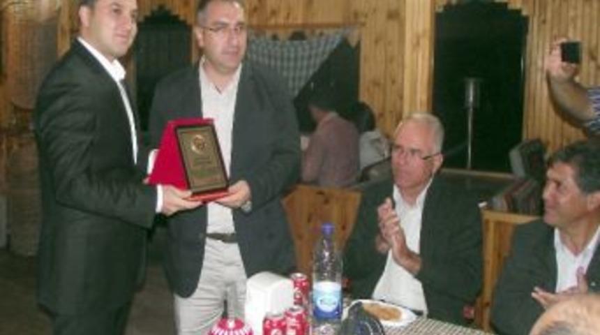 Kaymakam &Uuml;nsal&rsquo;dan Başkan Cengiz&rdquo;e Plaket