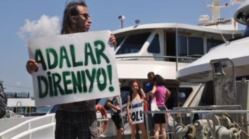 İmarı Protesto Etmek I&ccedil;in Sivriada'ya Gittiler