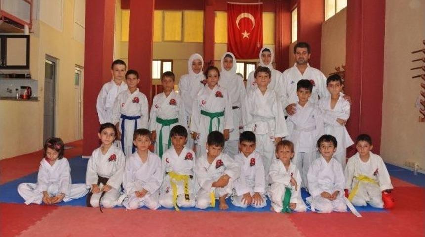 Okullar Tatil Olmasını Fırsat Bilen &Ccedil;ocuklar Spor Salonlarına Koşuyor