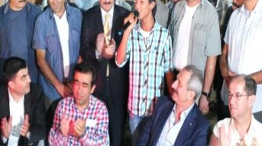 Bakan &Ccedil;ağlayan &Ouml;ğrencileri Kampta Ziyaret Etti