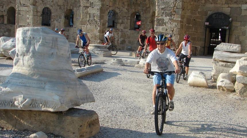 Bel&ccedil;ikalı Bisiklet&ccedil;iler, Pedal &Ccedil;evirerek Tarihi &Ouml;ren Yerlerini Ziyaret Ediyor