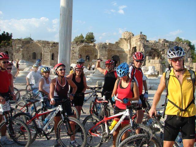 Belçikalı Bisikletçiler, Pedal Çevirerek Tarihi Ören Yerlerini Ziyaret Ediyor