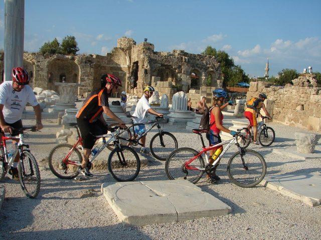 Belçikalı Bisikletçiler, Pedal Çevirerek Tarihi Ören Yerlerini Ziyaret Ediyor