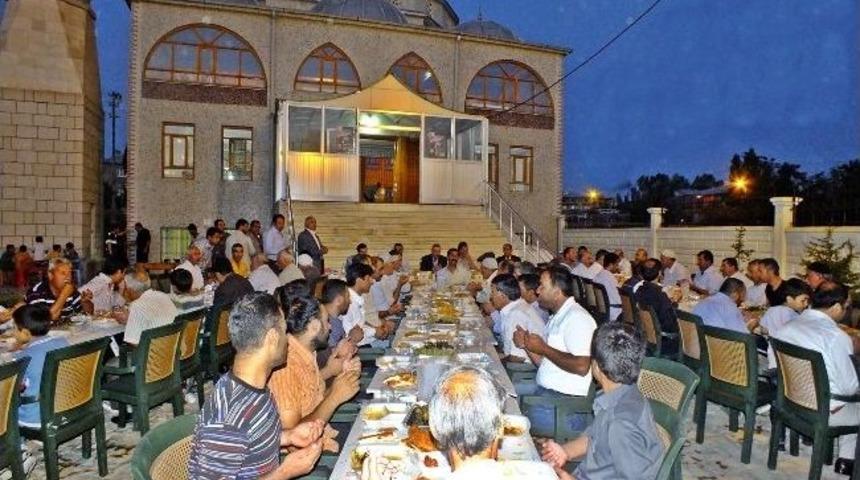 Ak Parti Mahallelerde İftar Yemeği Vermeye Devam Ediyor