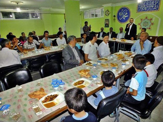 Ak Parti Mahallelerde İftar Yemeği Vermeye Devam Ediyor