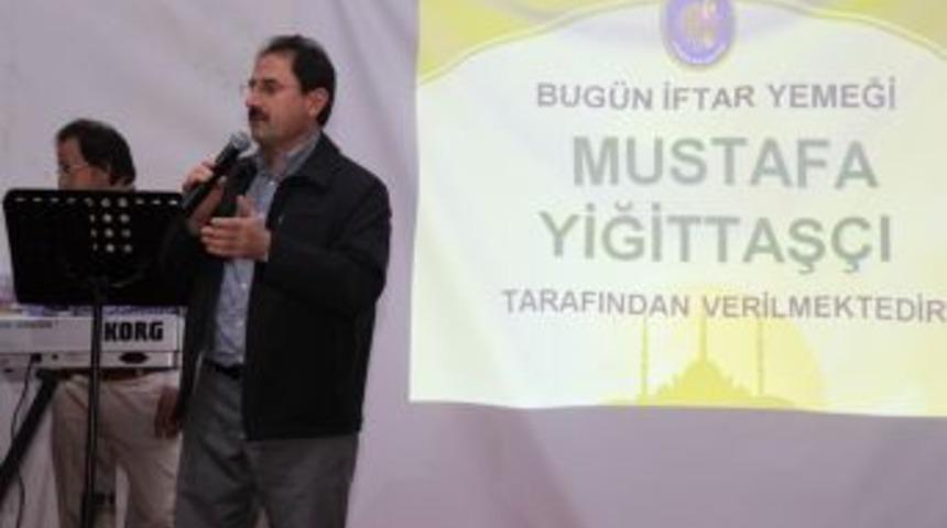 Vali Sabri Başk&ouml;y iftar &ccedil;adırında vatandaşlarla birlikte iftar yaptı