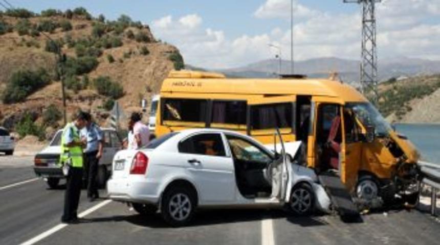 Semah ekibini taşıyan minib&uuml;se otomobil &ccedil;arptı: 2'si ağır 16 yaralı