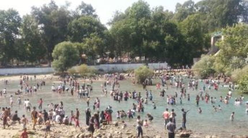 Aşırı Sıcaklardan Bunalanlar Barajda Serinliyor