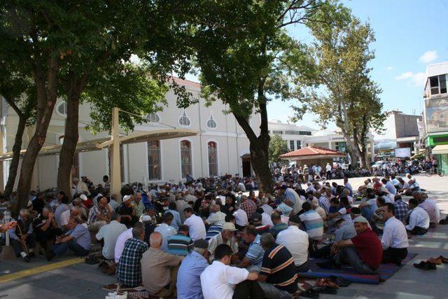 Kur’an-ı En Güzel Okuyanları Dinlemek Isteyenler Camiye Sığmadı, Sokağa Taştı