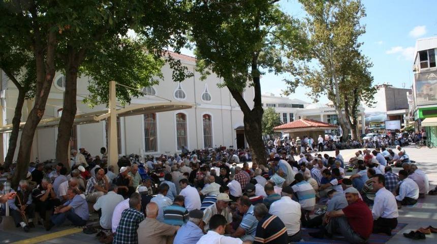 Kur&rsquo;an-ı En G&uuml;zel Okuyanları Dinlemek Isteyenler Camiye Sığmadı, Sokağa Taştı