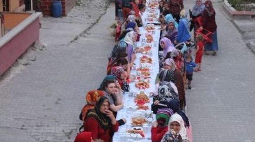 &Ouml;zlenen Komşuluk İlişkisi K&uuml;p&ccedil;&uuml;ler&rsquo;de S&uuml;r&uuml;yor