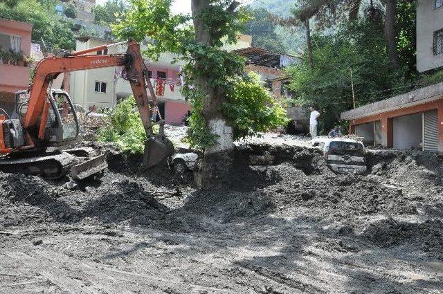 Çökek Yaylasında Enkaz Kaldırma Çalışmaları Sürüyor