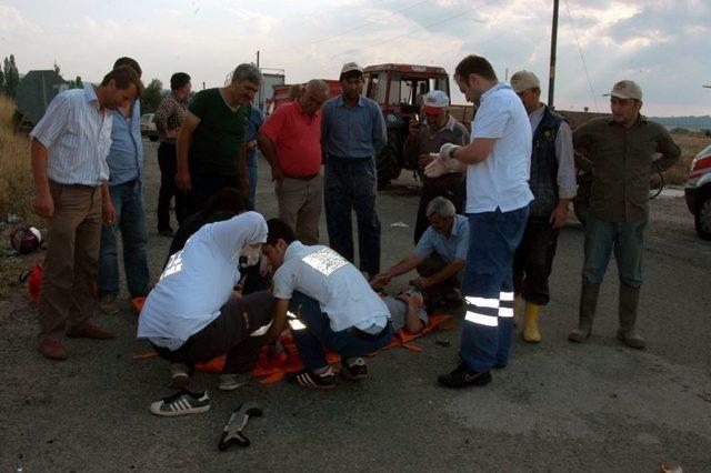 Kütahya'da Motosiklet Traktörle Çarpıştı: 3 Ağır Yaralı