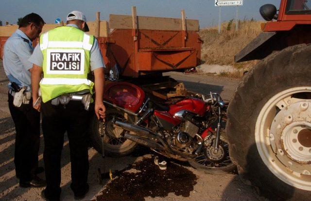 Kütahya'da Motosiklet Traktörle Çarpıştı: 3 Ağır Yaralı