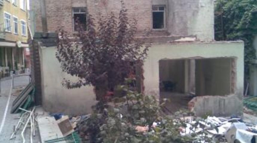 Cemaat, Tarihi Caminin Yıkılıp Yeniden Yapılmasını Istiyor