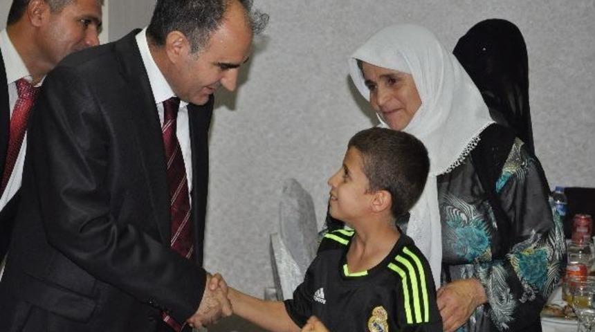 Vali &Ouml;zkan, Gazi Ve Şehit Yakınlarıyla İftarda Bir Araya Geldi