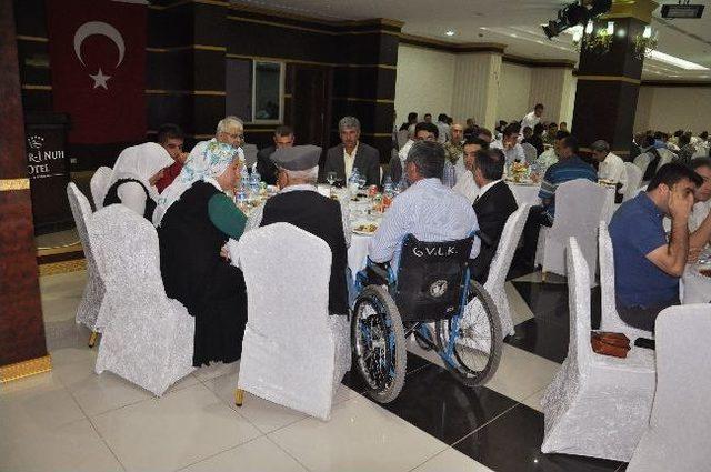 Vali &Ouml;zkan, Gazi Ve Şehit Yakınlarıyla İftarda Bir Araya Geldi 1