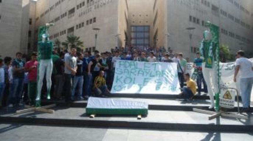 Adliye &Ouml;n&uuml;nde Dar Ağacı Kurup Tabutla Cezaları Protesto Ettiler