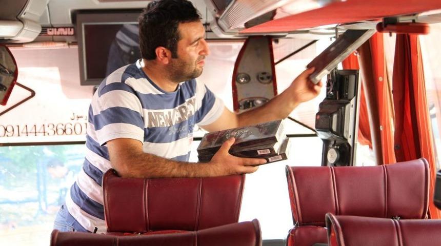 İran Plakalı Otob&uuml;sten Ka&ccedil;ak Sigara Fışkırdı