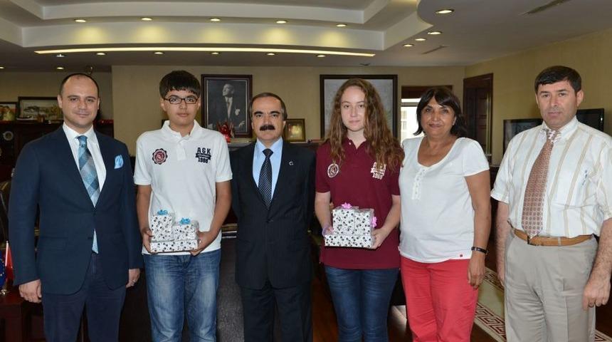 Vali Coş, Şampiyonları &Ouml;d&uuml;llendirdi