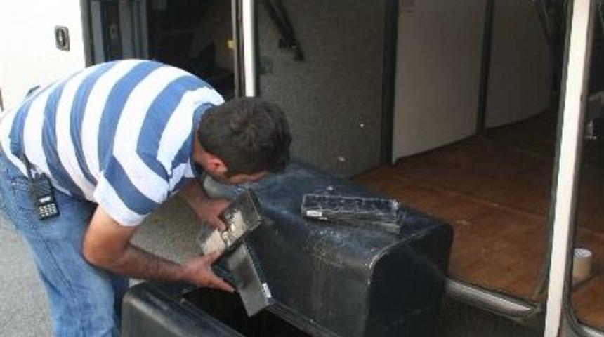 İran otob&uuml;sten ka&ccedil;ak sigara fışkırdı