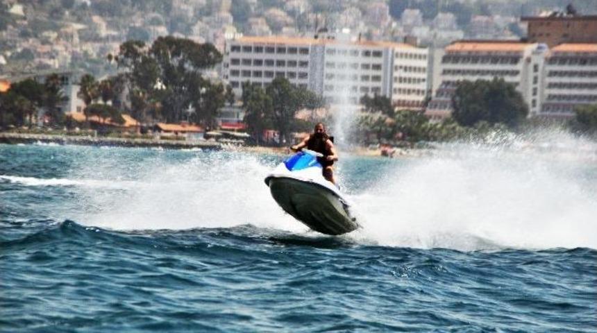 &Uuml;nl&uuml; Manken'den Jet Ski Şov