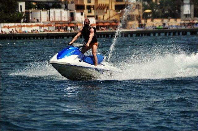 Ünlü Manken'den Jet Ski Şov