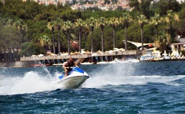 Ünlü Manken'den Jet Ski Şov