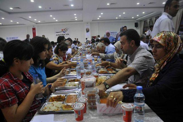 Adalet Bakanı Ergin, Iftar Yemeğine Katıldı