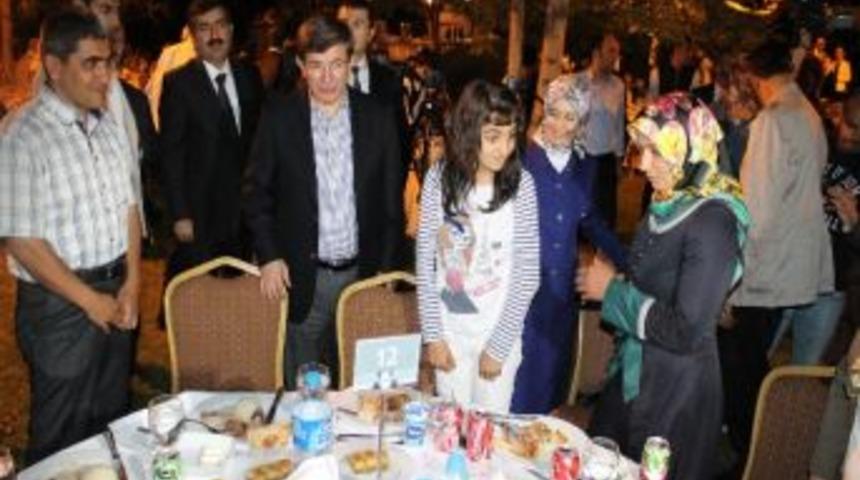 Bakan Davutoğlu, Şehit Ve Gazi Aileleriyle İftarda Buluştu
