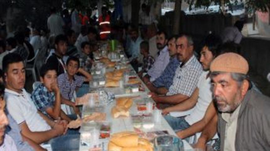 Kimse Yok Mu Derneği Iftar Programları Vatandaşları Bir Araya Getiriyor