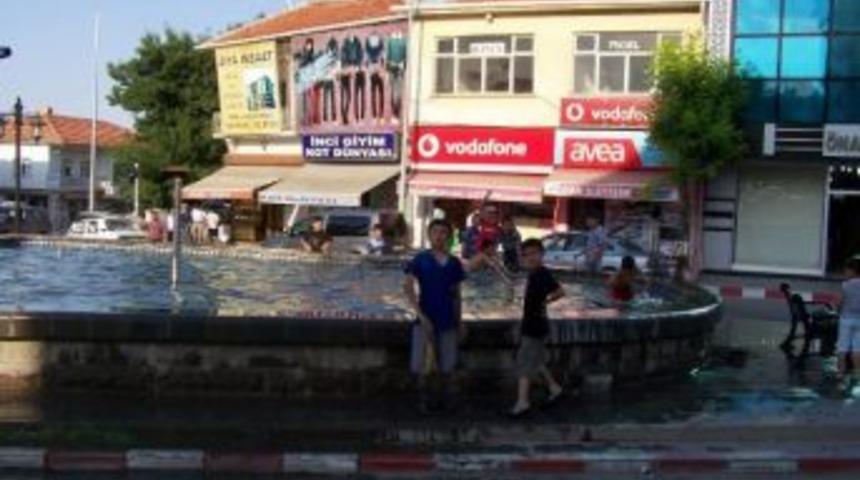 &Ccedil;ocuklar S&uuml;s Havuzlarında Serinliyor