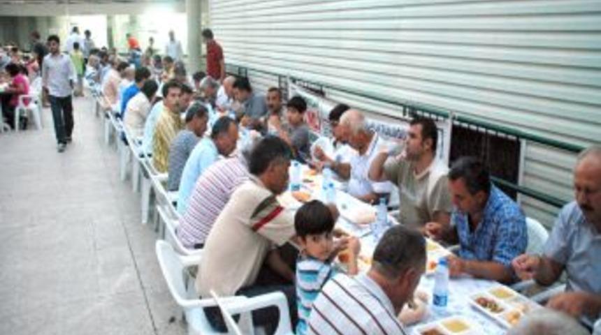 Her G&uuml;n Bir Camide Iftar Veriyorlar