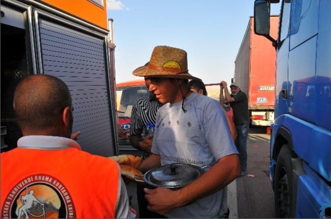 Dak Her G&uuml;n 10 Bin Kiye İftar Yeği Veriyor