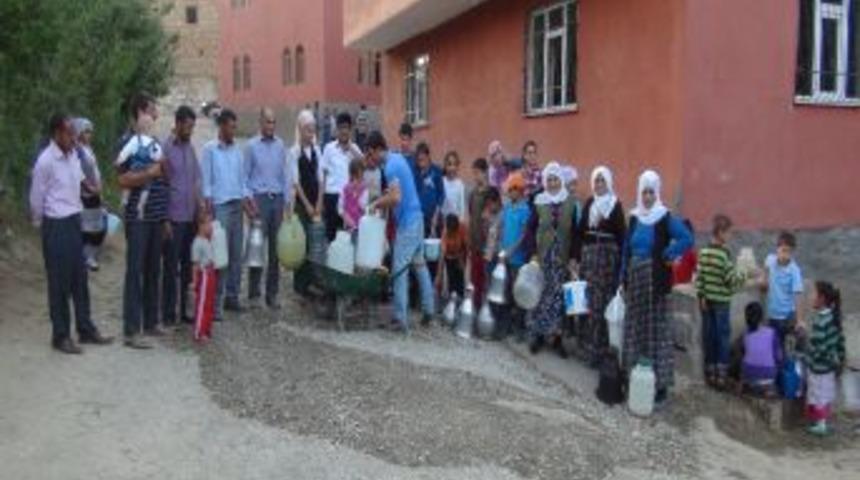 Bitlis&rsquo;te Su Sıkıntısı Kadın Ve Erkeklerin Arasını A&ccedil;tı