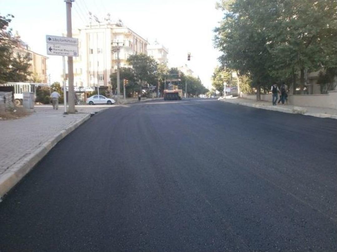 Yaz Sıcakları B&uuml;y&uuml;kşehir&rsquo;in Asfalt Hızını Kesemedi