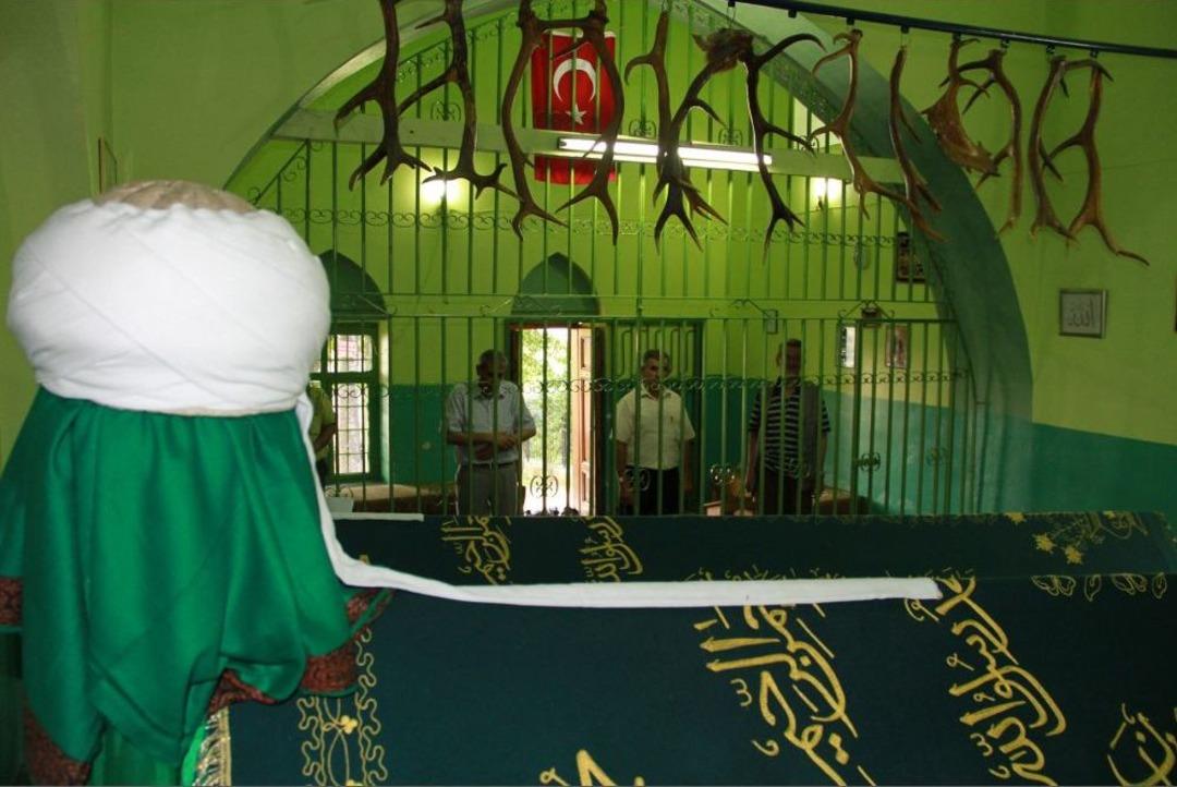 Geyikli Baba T&uuml;rbesi'ne Ziyaret&ccedil;i Akını