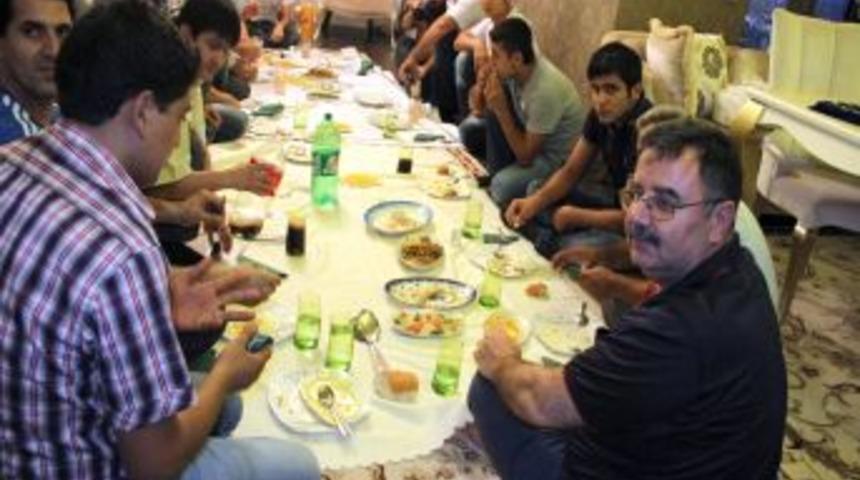 İftarlarını 15 Yıldır &Ccedil;alışanlarıyla Yapıyor