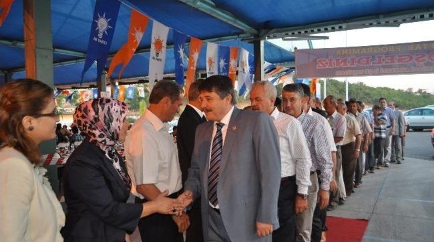 Demirci Ak Parti Teşkilatı İftar Yemeği Verdi