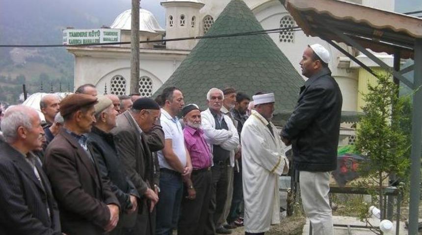 Denizde Kayboloduktan Bir G&uuml;n Sonra Cesedine Ulaşılan 11 Yaşındaki Ezgi Toprağa Verildi