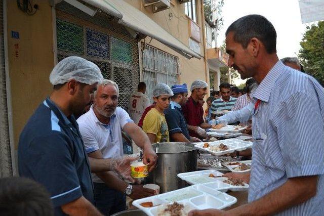 Ak Parti Hilvan Teşkilatı İftar Yemeği Verdi