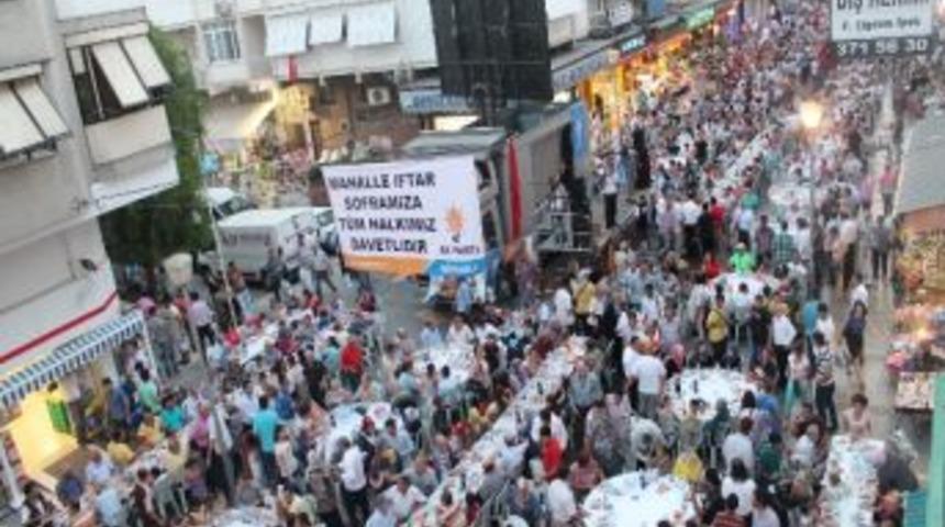 Bayraklı Sevgi Yolu'nda 9 Bin Kişi İftar Yaptı